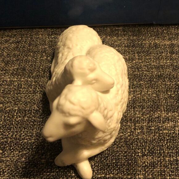 Vintage signed Avon Nativity sheep, 1983. White 4x2 - Picture 3 of 4